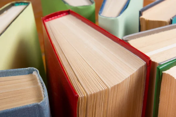 Bovenaanzicht van oude gebruikt kleurrijke hardback boeken. Terug naar school. — Stockfoto