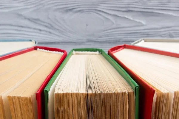 Bovenaanzicht van oude gebruikt kleurrijke hardback boeken. Terug naar school. — Stockfoto