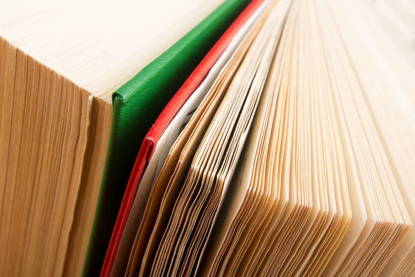 Üstten Görünüm eski kullanılan renkli ciltli kitaplar. Okula dönüş.