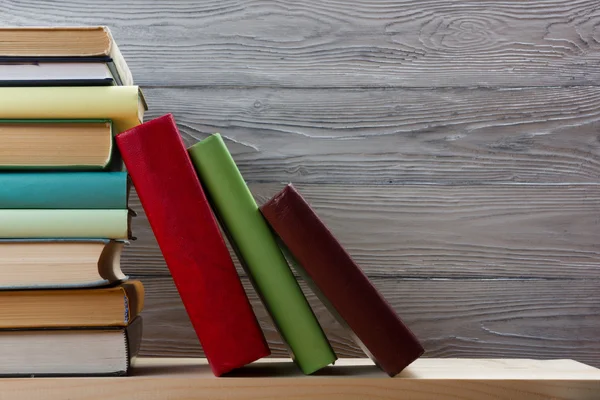 Pilha de livros coloridos na mesa de madeira. De volta à escola. Espaço de cópia — Fotografia de Stock