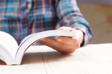 Closeup el açık kitap kavramı arka plan okumak için