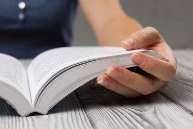 Closeup el açık kitap kavramı arka plan okumak için