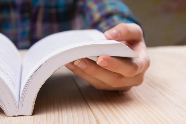 Closeup hand open boek voor het lezen van concept achtergrond — Stockfoto
