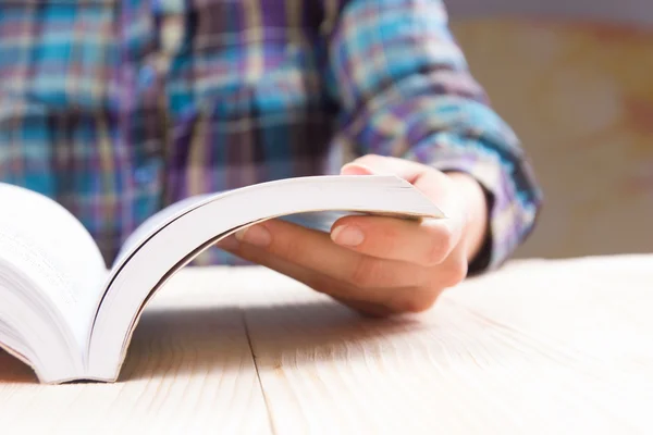 근접 촬영 손 열 개념 배경 읽기 위한 책 — 스톡 사진