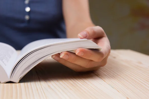 Closeup el açık kitap kavramı arka plan okumak için