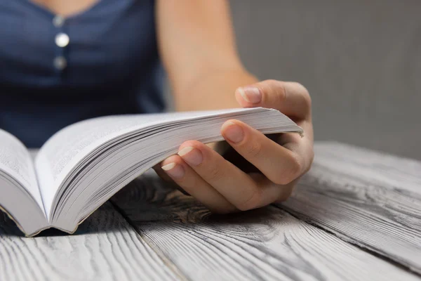 근접 촬영 손 열 개념 배경 읽기 위한 책 — 스톡 사진