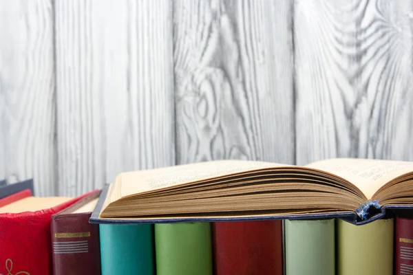 Libro abierto, libros de tapa dura sobre fondo de madera. De vuelta a la escuela. Copiar espacio —  Fotos de Stock