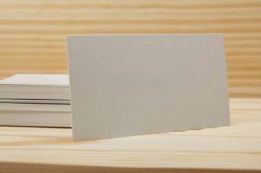 ahşap arka plan beyaz boş iş kartları