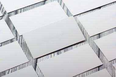 ahşap arka plan beyaz boş iş kartları