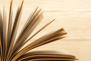 Ahşap masa üzerinde açık bir kitap. Okula dönüş. Kopya alanı