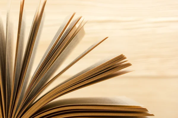 Ahşap masa üzerinde açık bir kitap. Okula dönüş. Kopya alanı