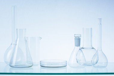 Boş Laboratuar kapkacakları, test tüpleri çeşitli. Mavi tonu tıbbi geçmişi. Kopya alanı