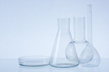 Boş Laboratuar kapkacakları, test tüpleri çeşitli. Mavi tonu tıbbi geçmişi. Kopya alanı