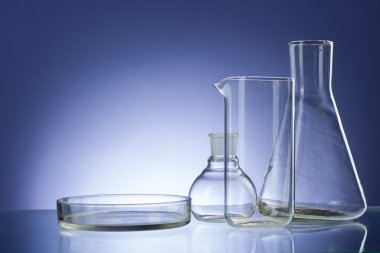 Boş Laboratuar kapkacakları, test tüpleri çeşitli. Mavi tonu tıbbi geçmişi. Kopya alanı