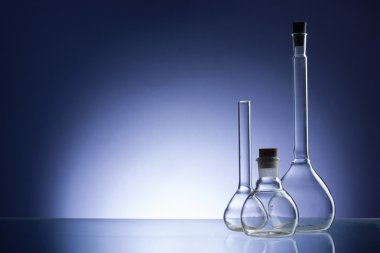 Boş Laboratuar kapkacakları, test tüpleri çeşitli. Mavi tonu tıbbi geçmişi. Kopya alanı