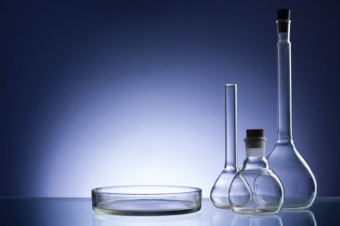 Boş Laboratuar kapkacakları, test tüpleri çeşitli. Mavi tonu tıbbi geçmişi. Kopya alanı