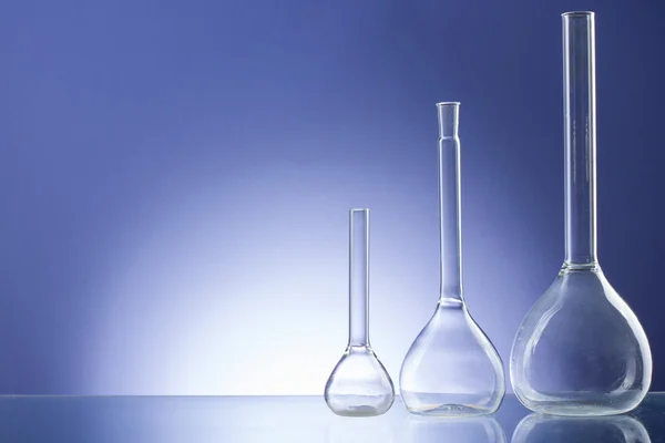 Variedade de copos de laboratório vazios, tubos de ensaio. Fundo médico tom azul. Espaço de cópia — Fotografia de Stock