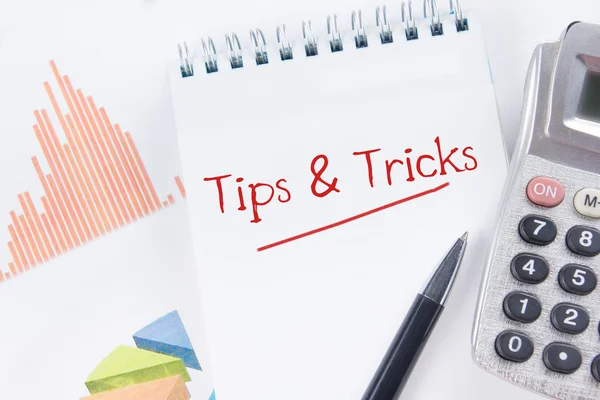 Keyif ve hileci - finansal muhasebe hisse senedi grafikleri analiz. Hesap makinesi, kağıt, kalem grafiği boş levha ile defter. Üstten Görünüm