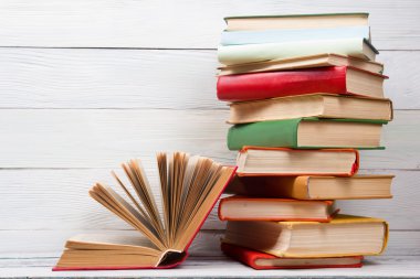 Açık kitap, ahşap masadaki ciltli kitaplar. Okula dönelim. Boşluğu kopyala