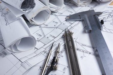 Mimari Proje, planları, blueprint rulo ve bölücü Pusula, vintage ahşap arka plan üzerinde Çap pergeli. İnşaat kavramı. Mühendislik araçları. Kopya alanı