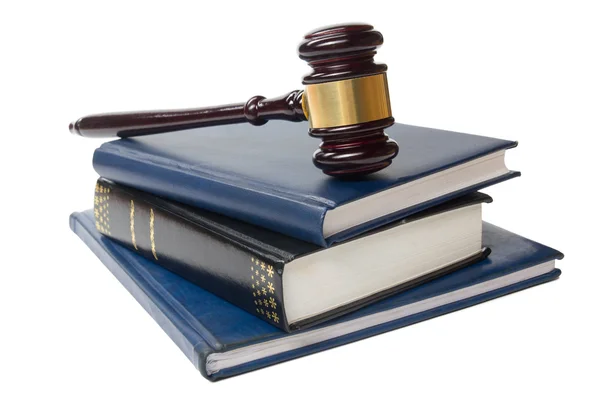 Libro de leyes con un mazo de jueces de madera en la mesa en la sala del tribunal — Foto de Stock
