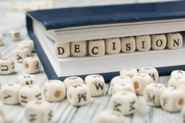 Karar kelime ahşap alfabe bloklar tarafından kuruldu. Ahşap Abc