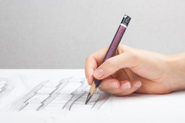 Mimar, planlar üzerinde çalışıyor. Mimarlar işyeri - mimari proje, planlar, cetvel, hesap makinesi, dizüstü bilgisayar ve bölücü pusula. İnşaat konsepti. Mühendislik araçları