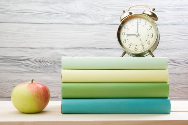 Ahşap masa üzerinde kitap yığını. Okula dönüş. Kopya alanı