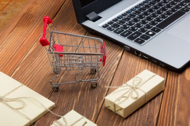 Kavram - boş alışveriş sepeti, dizüstü ve tablet pc, hediye kutusu rustik ahşap arka plan üzerinde alışveriş online