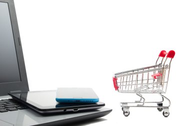 Kavram - boş alışveriş sepeti, dizüstü ve tablet pc, smartphone beyaz arka plan üzerinde izole gerekebilir. Metin için yer kopyalayın.