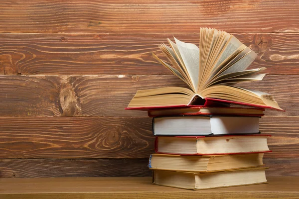 Aufgeschlagenes Buch, gebundene Bücher auf Holztisch. Zurück zur Schule. Kopierraum — Stockfoto