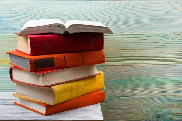 Libro aperto, libri rigidi su tavolo di legno. Torniamo a scuola. Copia spazio — Foto Stock