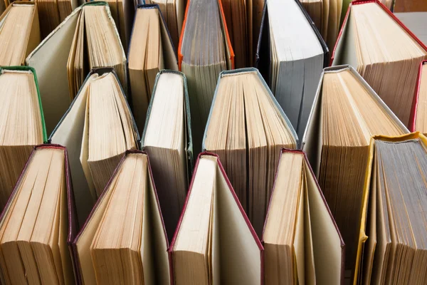 Draufsicht auf alte gebrauchte farbenfrohe gebundene Bücher. Zurück zur Schule. — Stockfoto