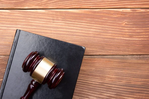 法廷や法施行のオフィスでテーブルの木製裁判官小槌と法の本. — ストック写真