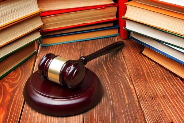 Livre de droit avec des juges en bois marteau sur la table dans une salle d'audience ou un bureau d'application de la loi . — Photo