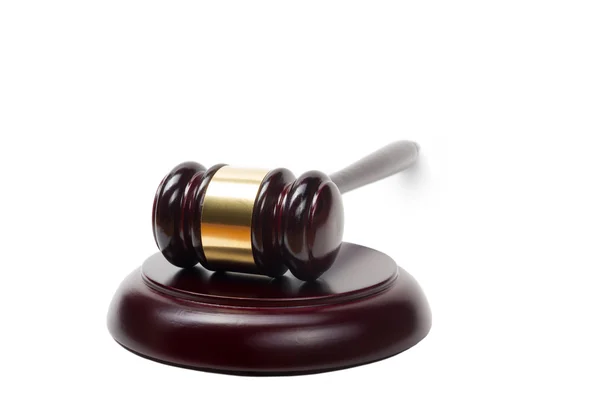 Zákon pojem - dřevěné soudci kladívkem izolované na bílém pozadí — Stock fotografie