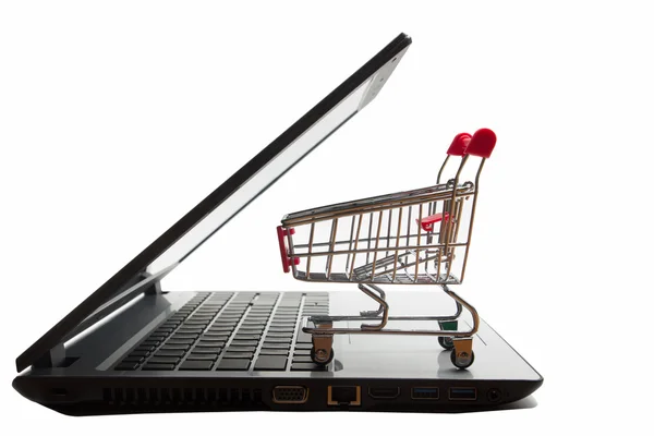 Concepto de compras en línea - Carro de compras vacío, ordenador portátil y tableta PC, teléfono inteligente aislado sobre fondo blanco. Copiar espacio para texto . — Foto de Stock