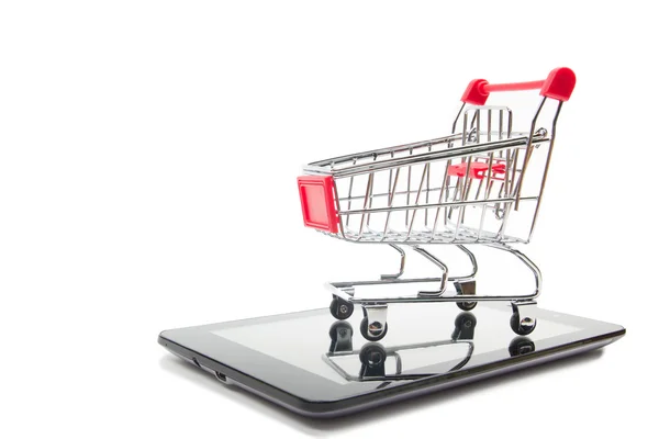 Concetto di shopping online: carrello vuoto, laptop e tablet, smartphone isolato su sfondo bianco. Copia spazio per testo . — Foto Stock