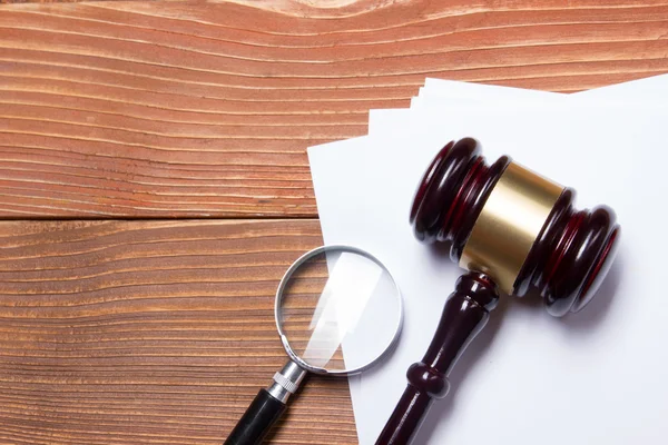 Libro de la ley con jueces de madera martillo en la mesa en una sala de tribunal o la oficina de aplicación de la ley . Fotos de stock libres de derechos