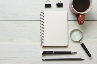 Ofis resepsiyon masası malzemeleri ve kahve fincanı. Üstten Görünüm. Metin için yer kopyalayın