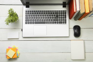 Ofis resepsiyon masası malzemeleri ve kahve fincanı. Üstten Görünüm. Metin için yer kopyalayın