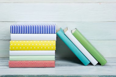 Ahşap masa üzerinde kitap yığını. Okula dönüş. Kopya alanı