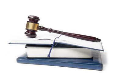 Mahkeme salonunda masada ahşap hakimler tokmak ile kanun kitabı