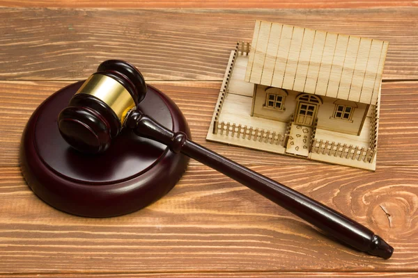 Δημοπρασία. Δίκαιο. Σπίτι μικρογραφία στο ξύλινο τραπέζι και σφυρί του Δικαστηρίου — Φωτογραφία Αρχείου