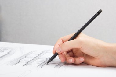 Mimar, planlar üzerinde çalışıyor. Mimarlar işyeri - mimari proje, planlar, cetvel, hesap makinesi, dizüstü bilgisayar ve bölücü pusula. İnşaat konsepti. Mühendislik araçları