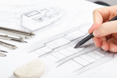 Mimar, planlar üzerinde çalışıyor. Mimarlar işyeri - mimari proje, planlar, cetvel, hesap makinesi, dizüstü bilgisayar ve bölücü pusula. İnşaat konsepti. Mühendislik araçları