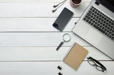 Bilgisayar, malzemeleri, çiçek ile ofis resepsiyon masası. Üstten Görünüm. Metin için yer kopyalayın