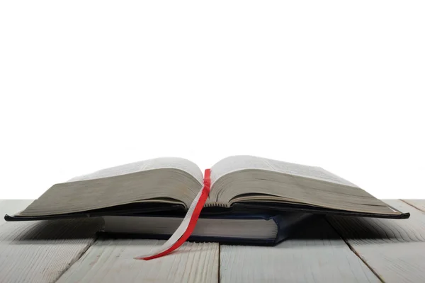 Open wet boek met houten rechters hamer op tafel in een rechtszaal — Stockfoto