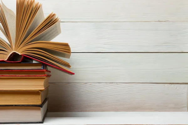 Libro de la ley con jueces de madera martillo en la mesa en una sala de tribunal o la oficina de aplicación de la ley . —  Fotos de Stock