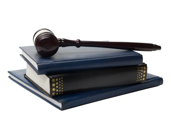 Юридична книга з дерев'яними суддями, подарованими на столі в залі суду — стокове фото